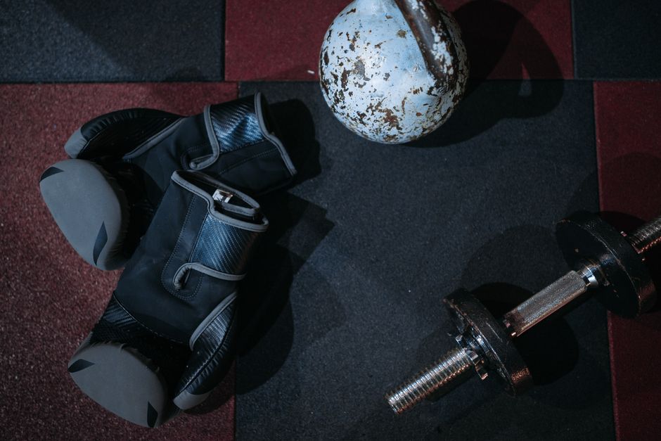 What is the difference between kettlebell and dumbbell exercises? (Complete Guide)