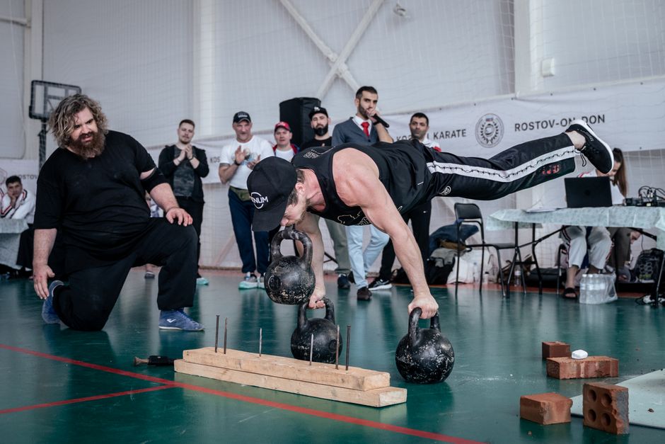 Kettlebell Plank Pull-Through — How to Do It, Muscles Worked, and Mistakes to Avoid