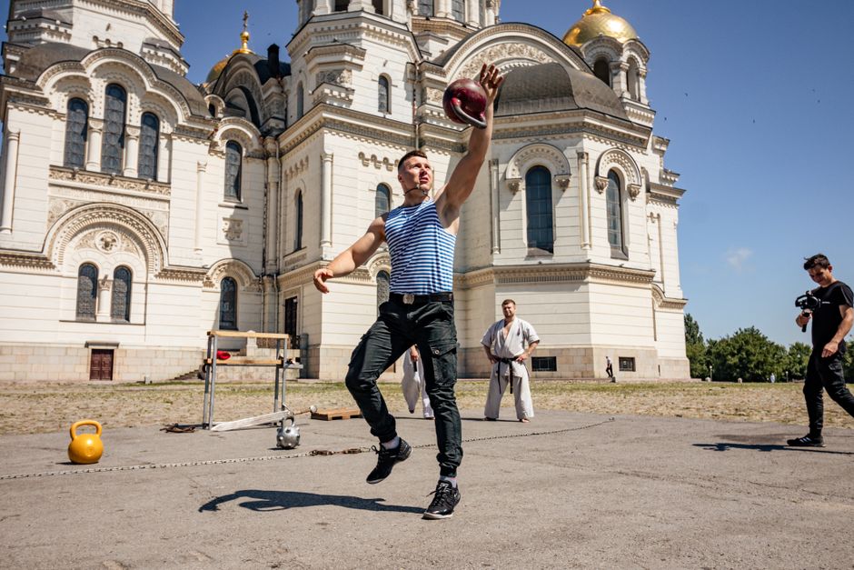 Kettlebell Russian Twist — How to Do It, Muscles Worked, and Mistakes to Avoid