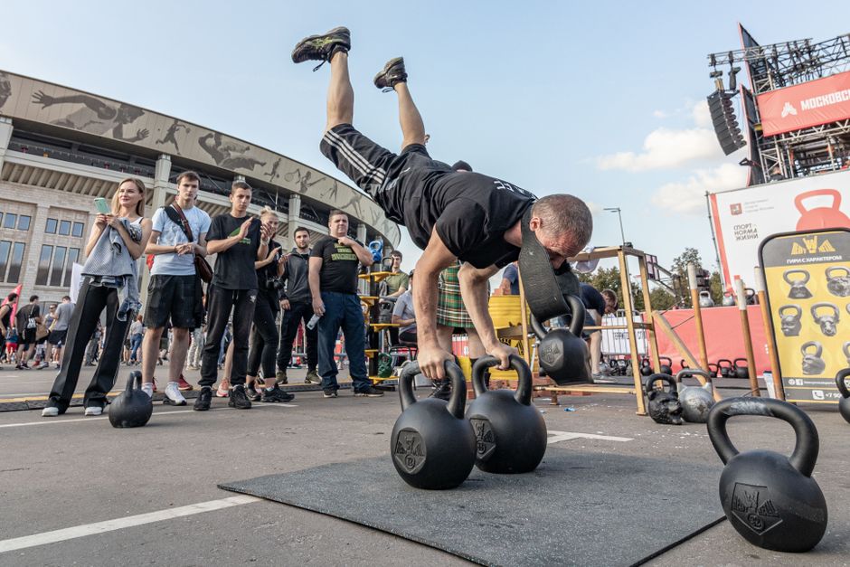 Kettlebell vs Bodyweight Training for Building strength without equipment